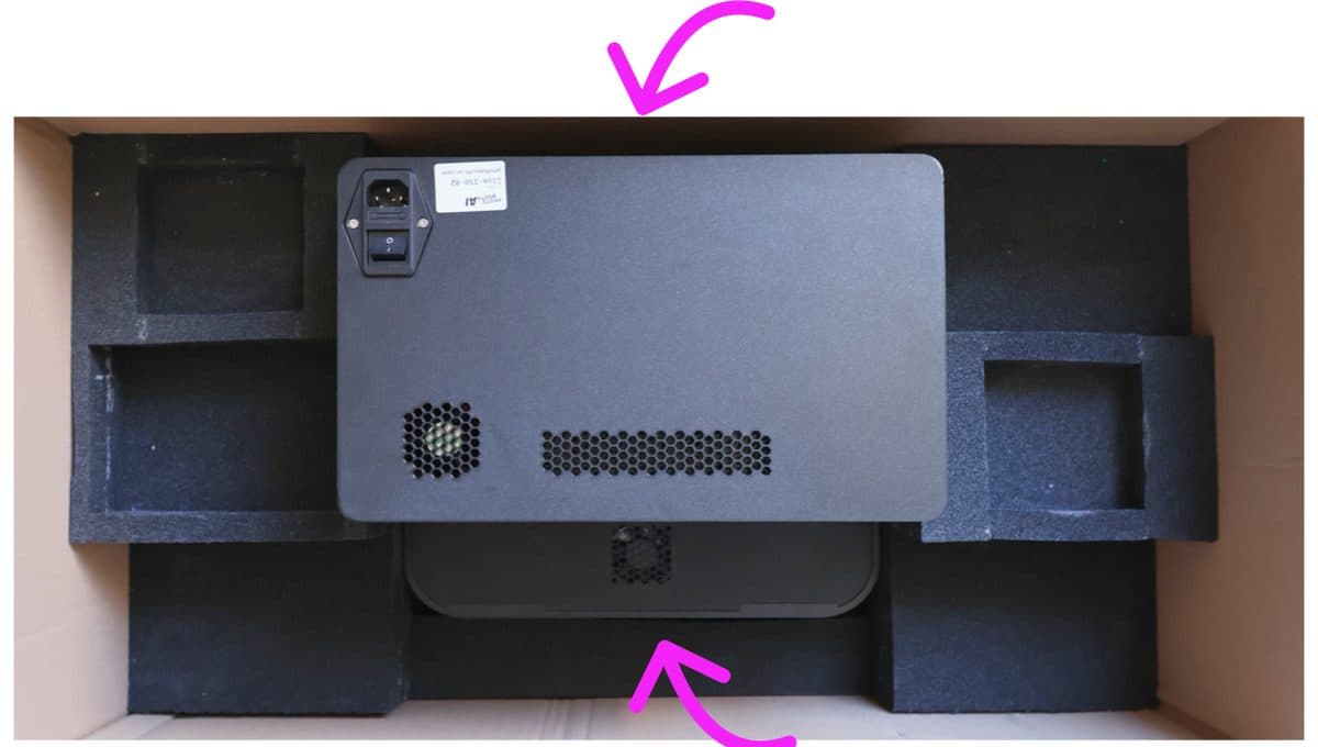Rangez le photobooth dans le carton, face vers le bas, avec la caméra dans son emplacement.